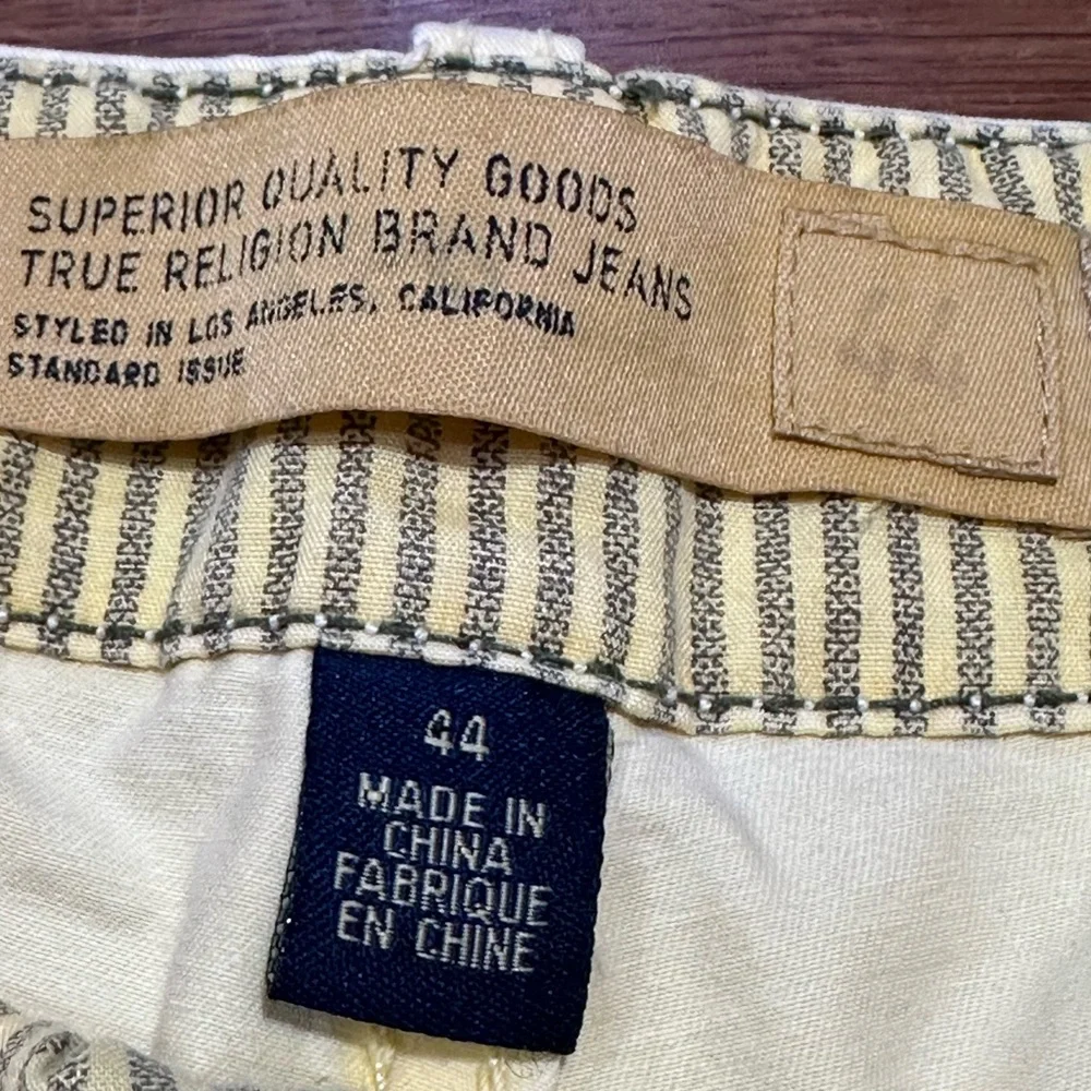 True Religion butter yellow men’s shorts sz 44 vacation resort wear‎